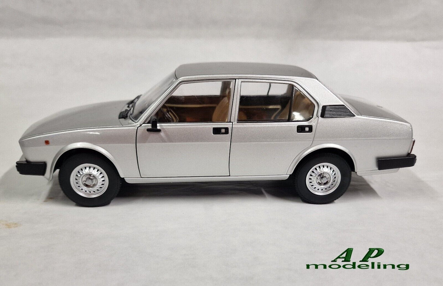 modellino auto 1:18 alfa romeo alfetta berlina 2000 del 1978 modellini die cast