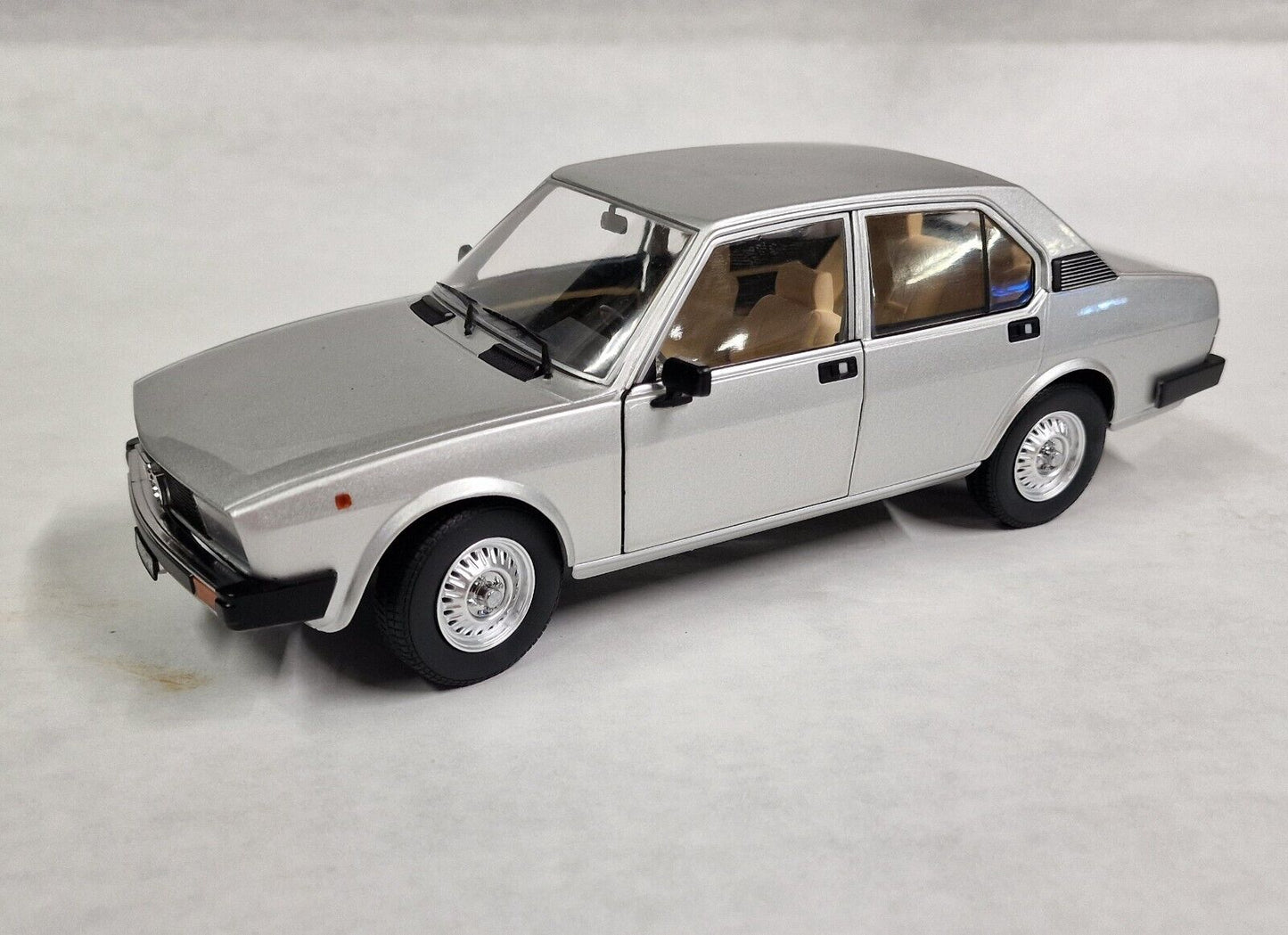 modellino auto 1:18 alfa romeo alfetta berlina 2000 del 1978 modellini die cast