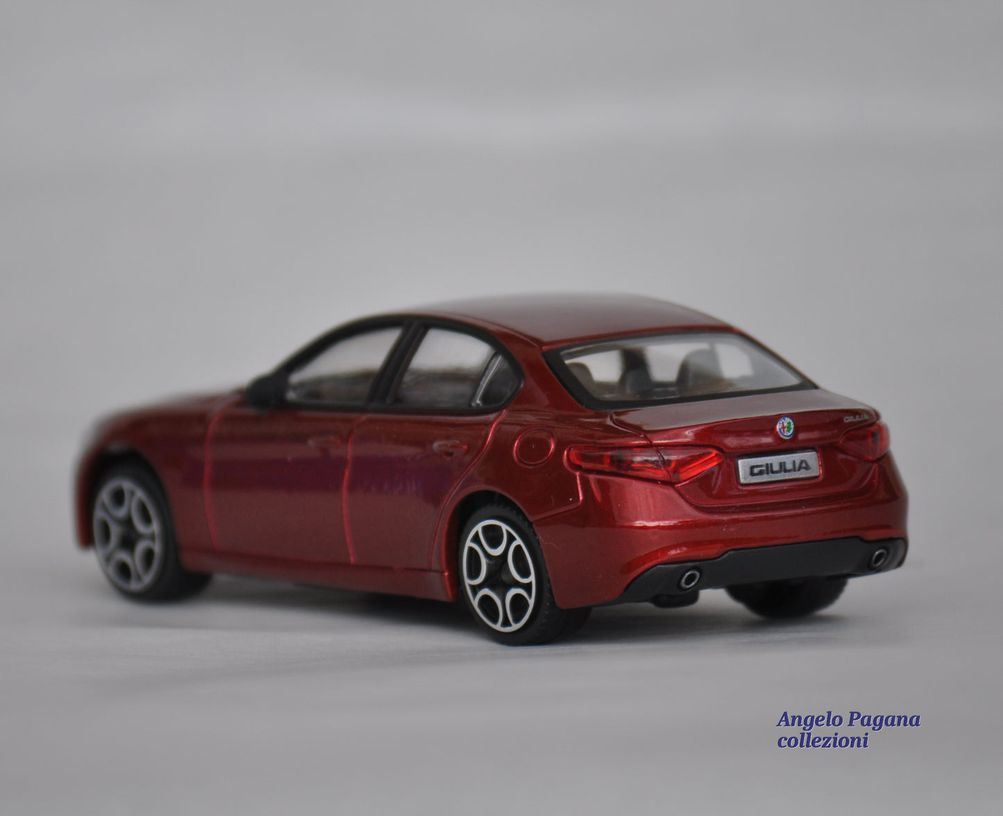 auto modellino 1:43 alfa romeo giulia della bburago modello statico scala 1/43