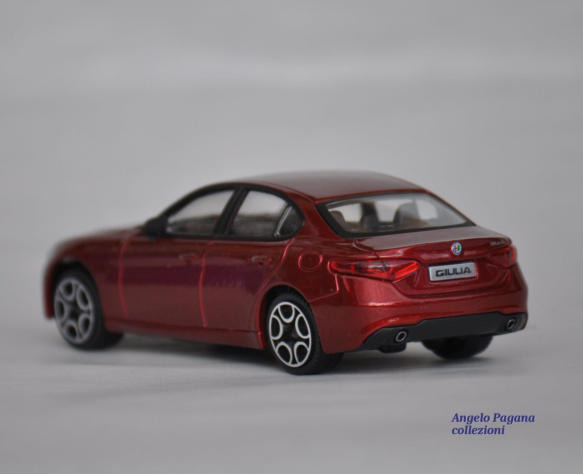 modellino auto scala 1/24 alfa romeo giulia modellini da collezione di –  arte e luce designers