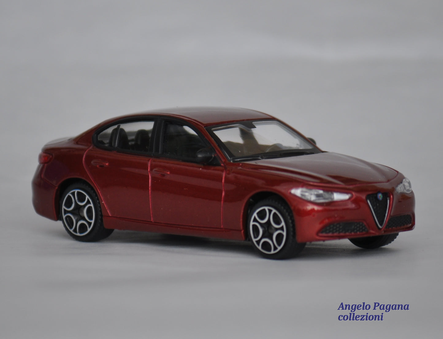 auto modellino 1:43 alfa romeo giulia della bburago modello statico scala 1/43