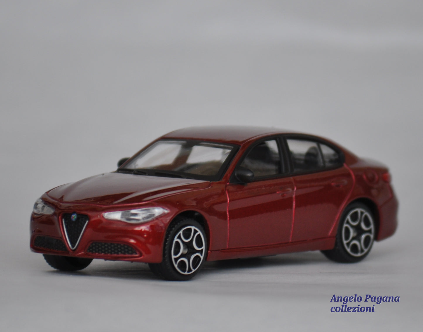 auto modellino 1:43 alfa romeo giulia della bburago modello statico scala 1/43