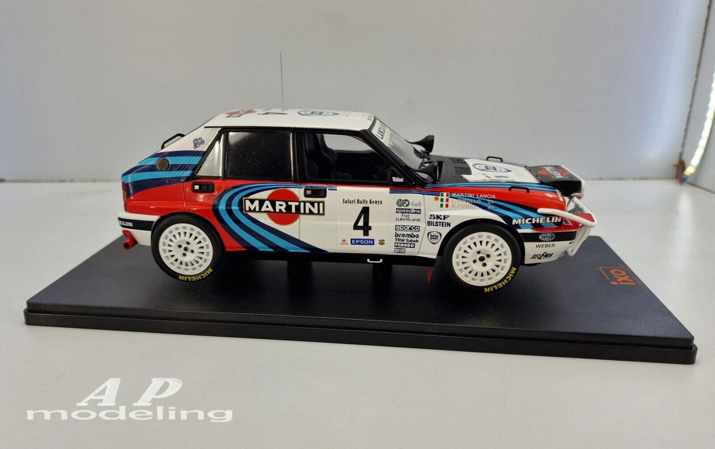 modellino auto scala 1/18 lancia delta integrale 16v martini safari rally 1990