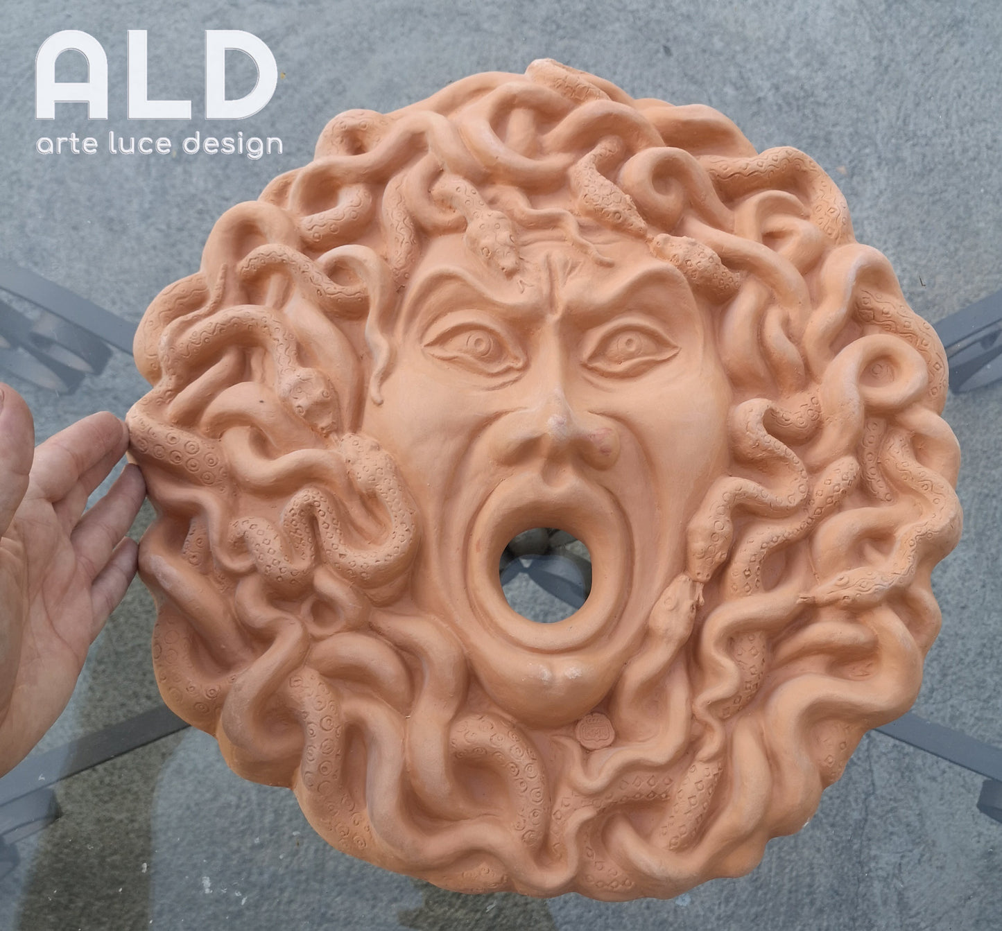 Volto di Medusa in terracotta grezza per fontana decorazione murale fregio parete medio
