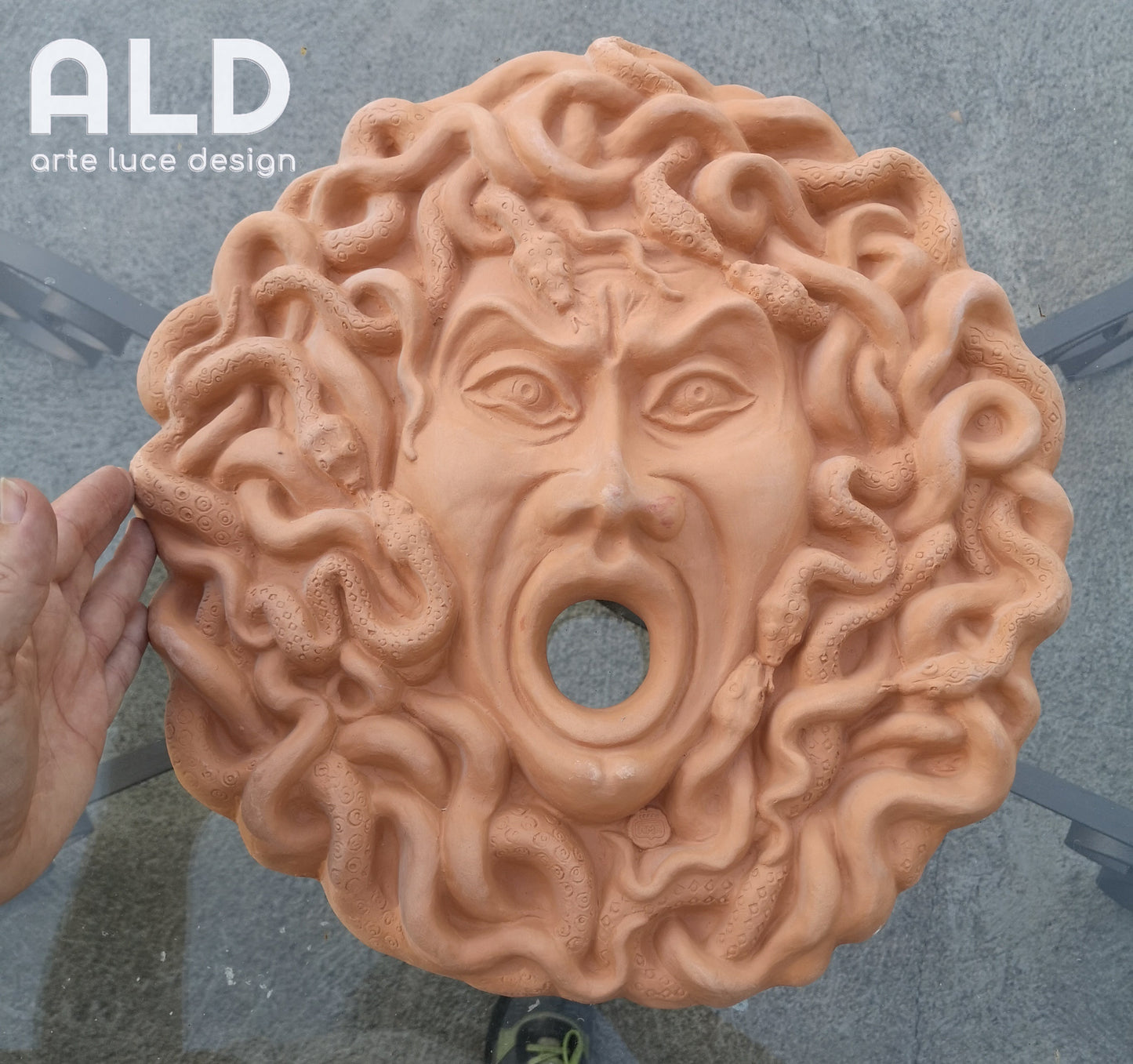 Volto di Medusa in terracotta grezza per fontana decorazione murale fregio parete medio