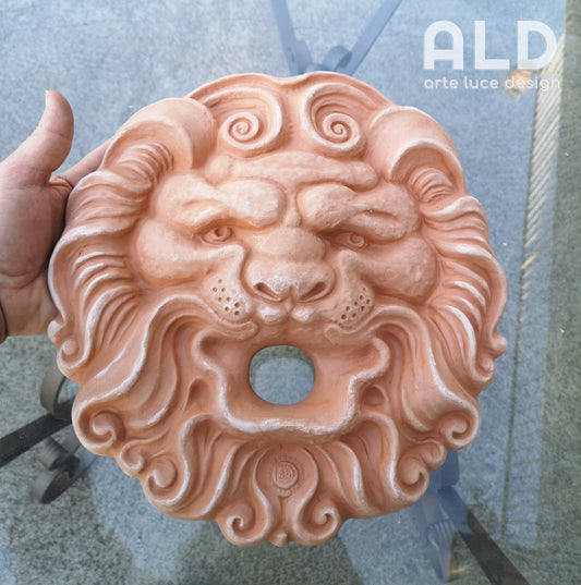 Fregio parete volto di leone in terracotta grezza per fontana decorazione murale