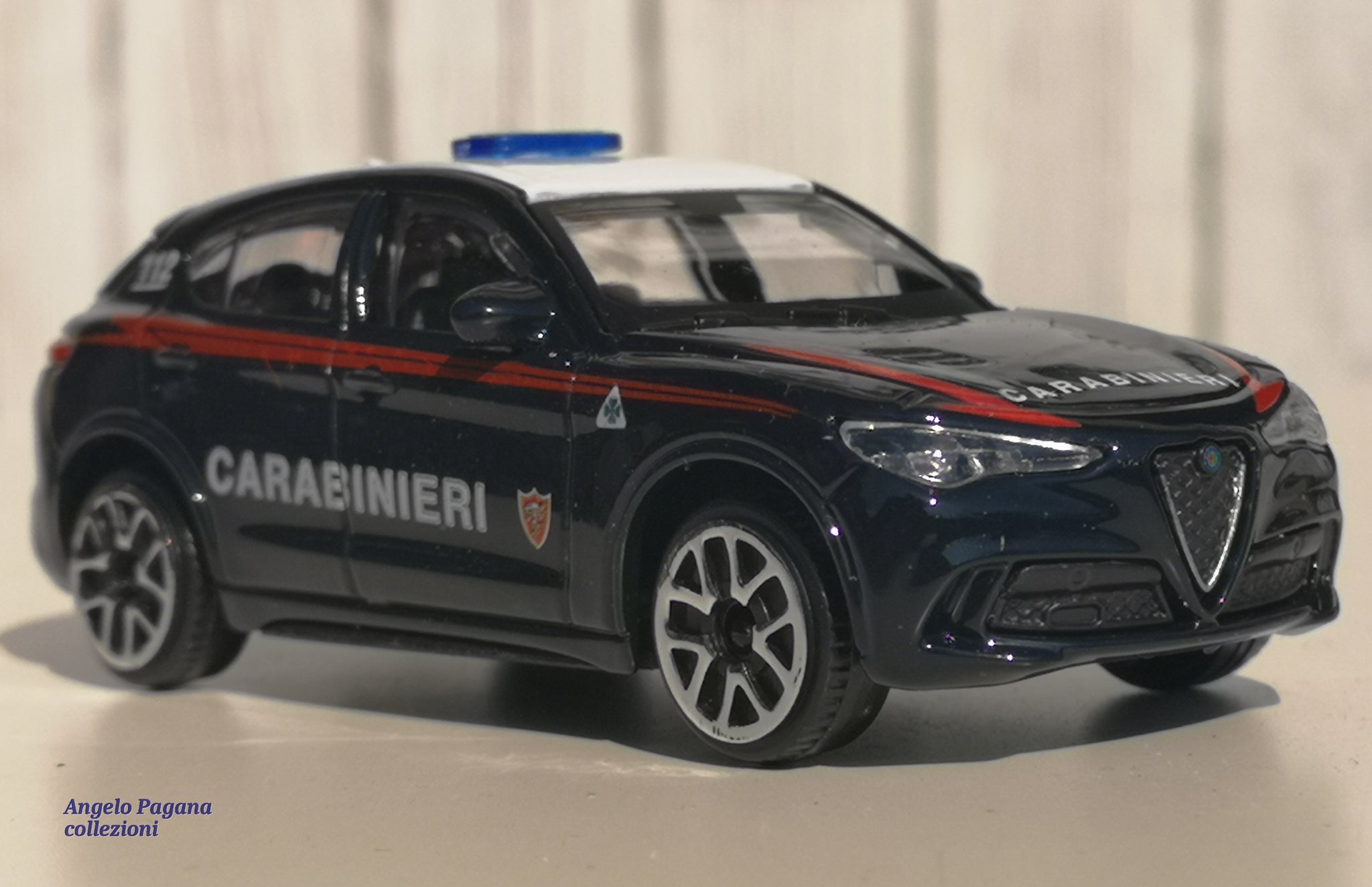 Kit Modèle Statique Burago Alfa Romeo Giulia Carabinieri 2016 Bleu - Échelle 1:24 - Neuf En Boîte