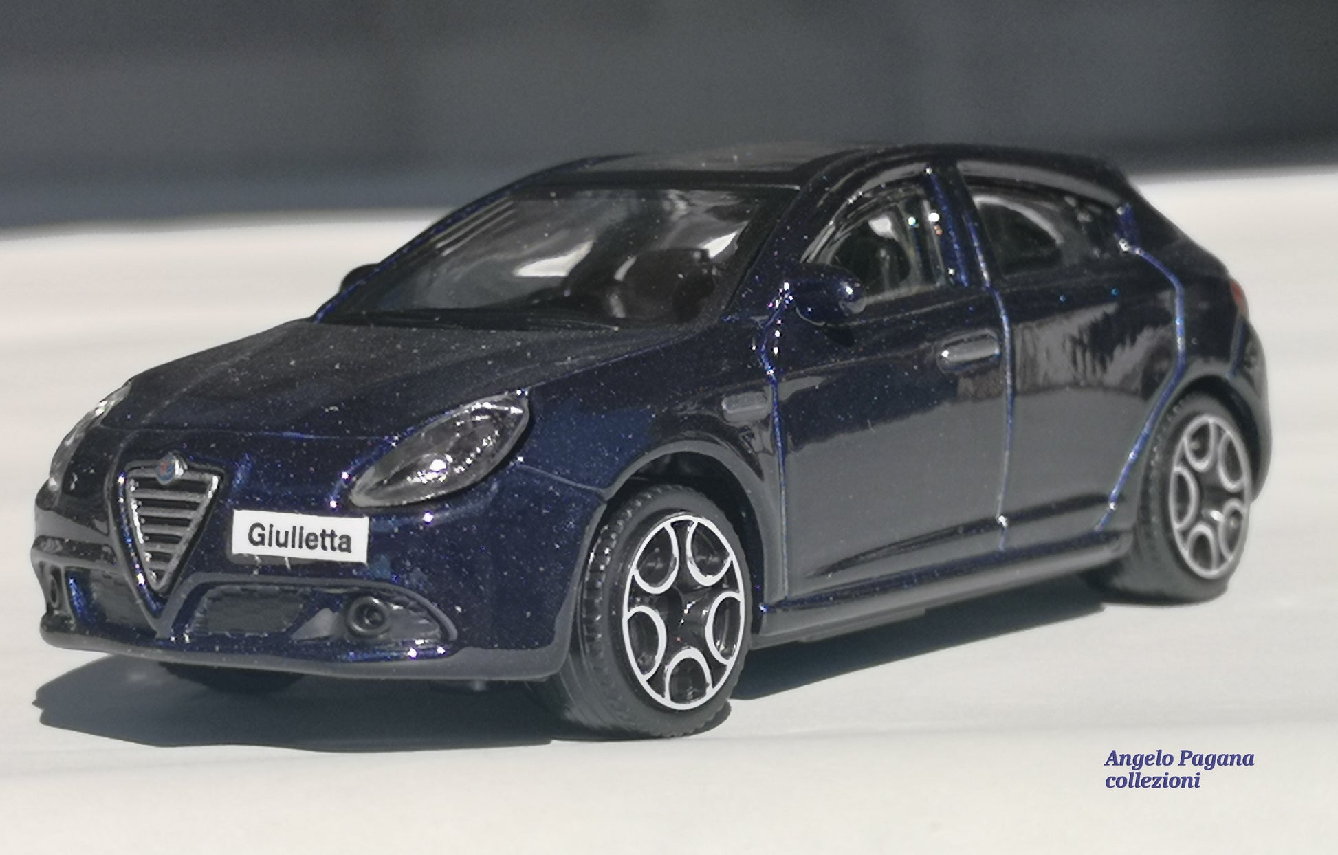 Alfa Romeo Giulietta Alpilatte Burago, cod. 4110, échelle 1/43, boîte Alfa Romeo Giulietta Alpilatte Burago, cod. 4110, échelle 1/43, boîte