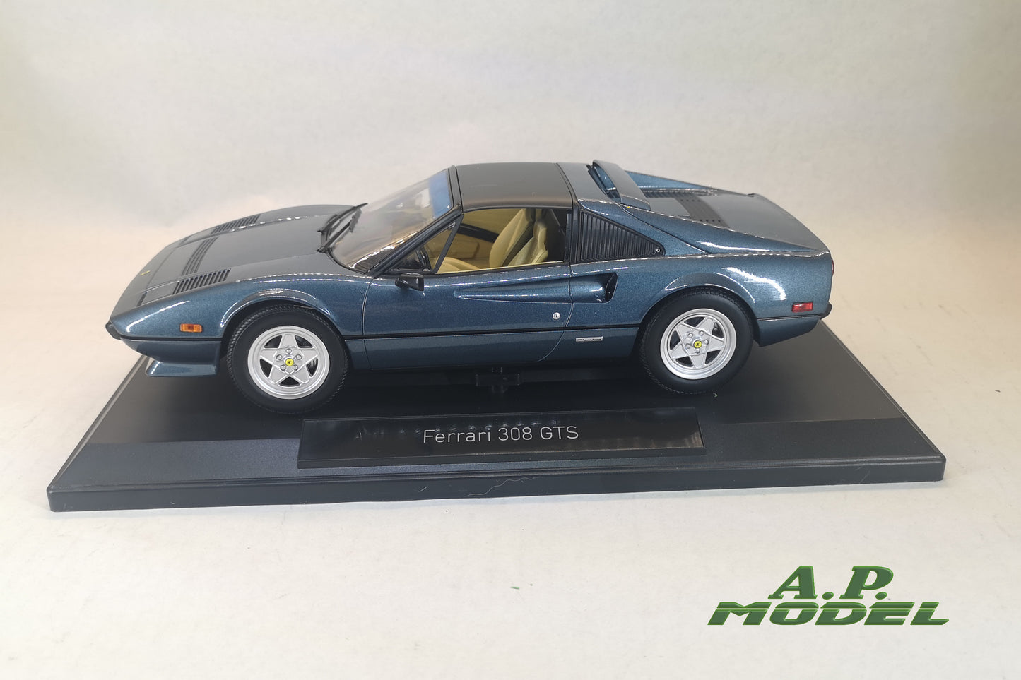 modellino auto 1:18 Ferrari 308 GTS modellini vintage in scala della norev metal