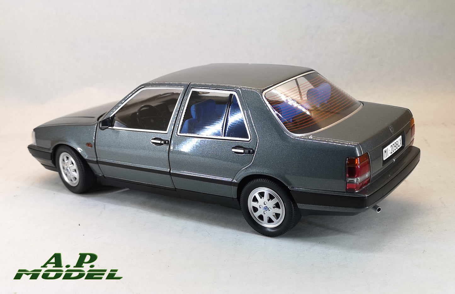 modellino auto 1:18 lancia thema turbo IE 1S del 1984 macchinine die cast