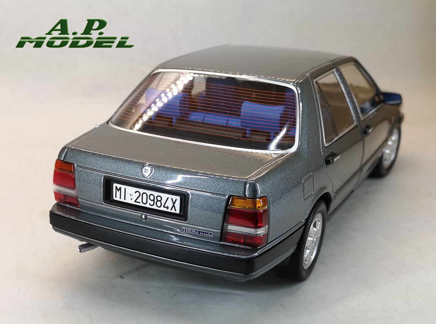 modellino auto 1:18 lancia thema turbo IE 1S del 1984 macchinine die cast