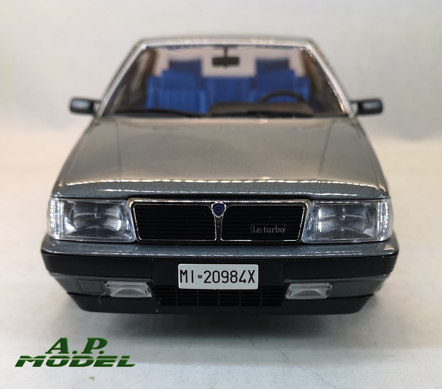 modellino auto 1:18 lancia thema turbo IE 1S del 1984 macchinine die cast