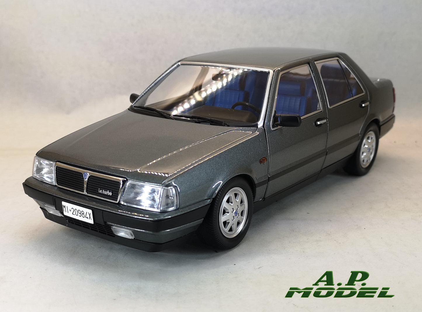 modellino auto 1:18 lancia thema turbo IE 1S del 1984 macchinine die cast