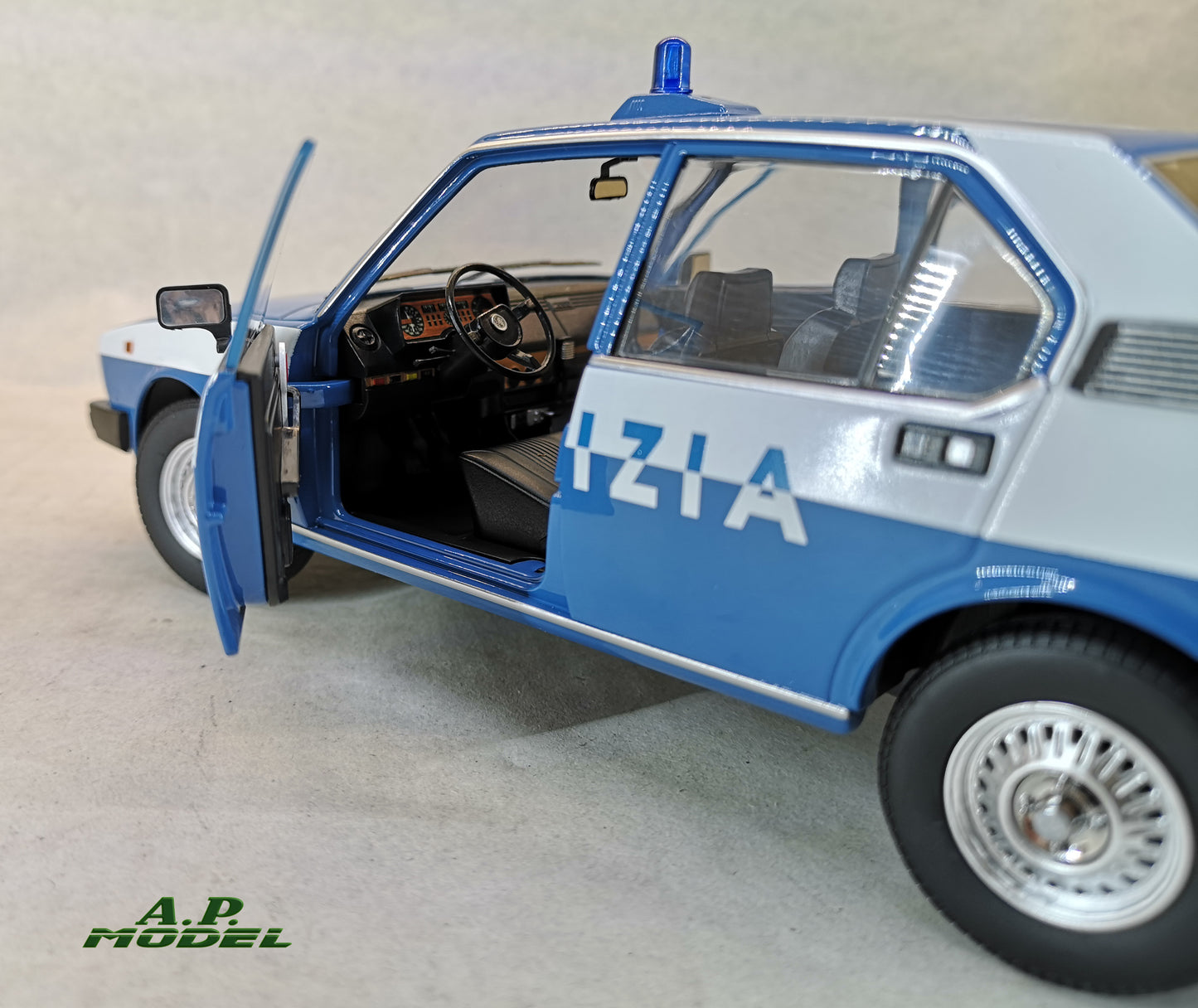 modellino auto 1:18 alfa romeo alfetta 2000 del 1978 della polizia modellini