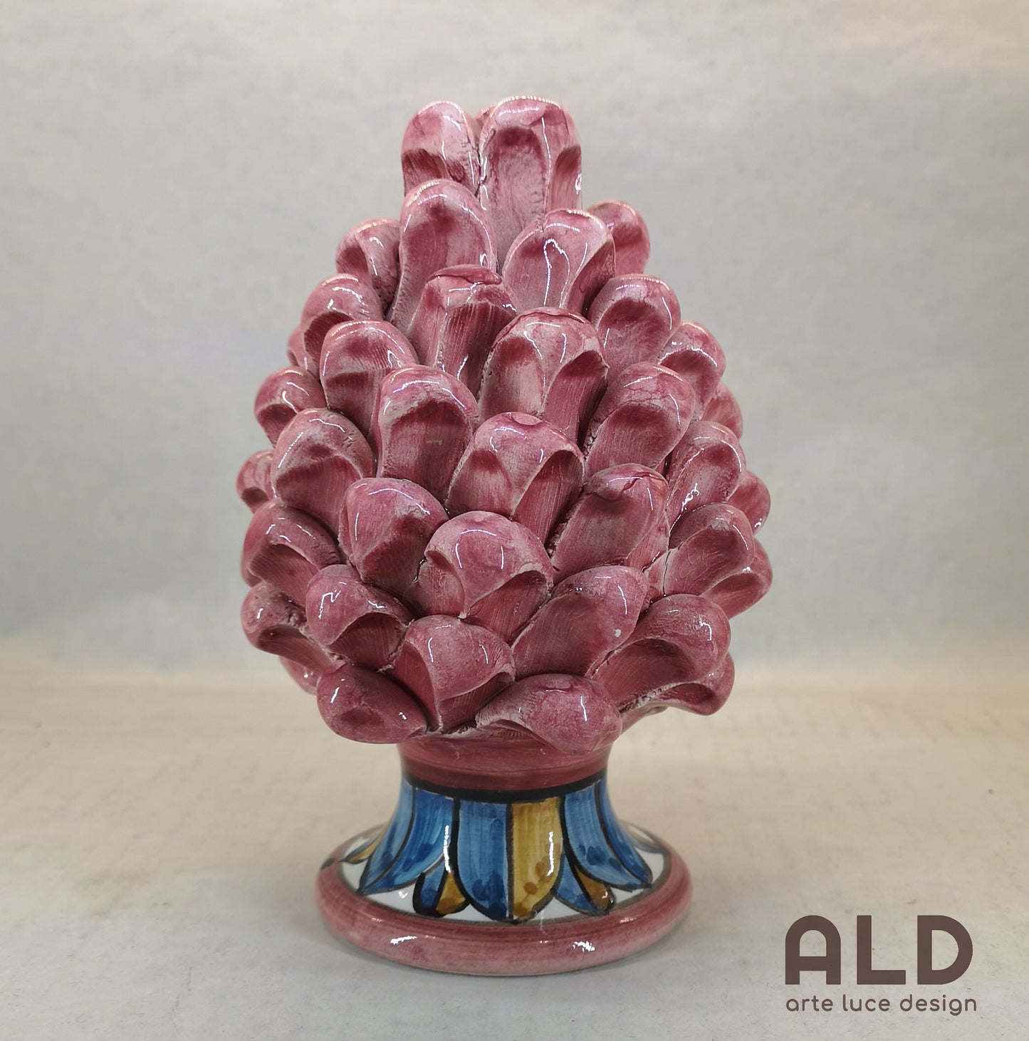 Soprammobile moderno Pigna rosa portafortuna in ceramica di Caltagiron –  arte e luce designers