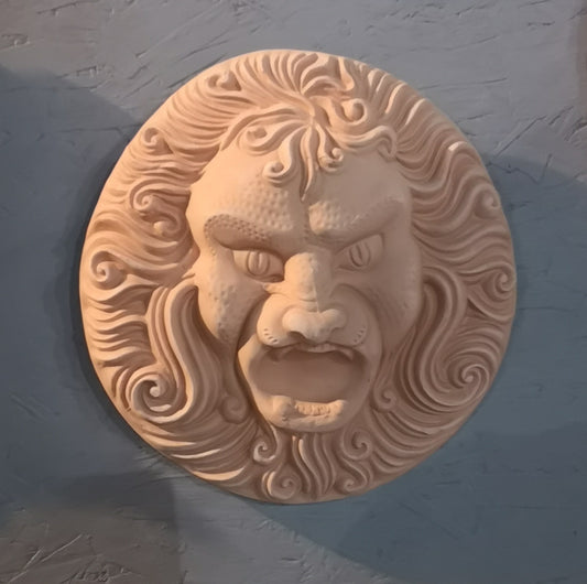 Fregio parete volto di leone in terracotta grezza decorazione murale testa di leone