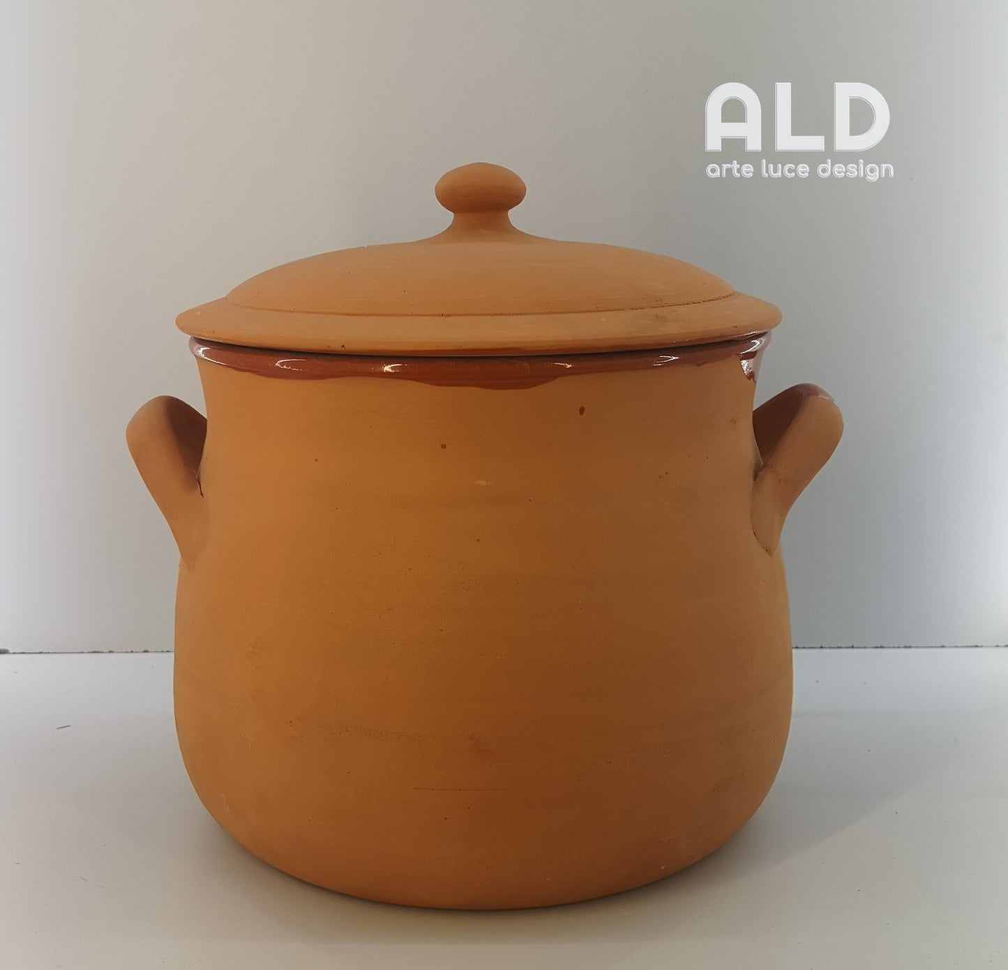 Pentola in terracotta coccio da cucina con coperchio e manici interno smaltato