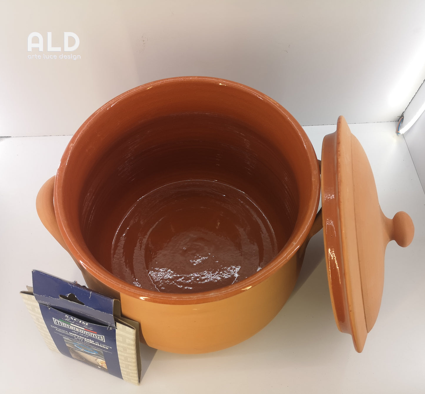 Pentola in terracotta coccio da cucina con coperchio e manici interno smaltato