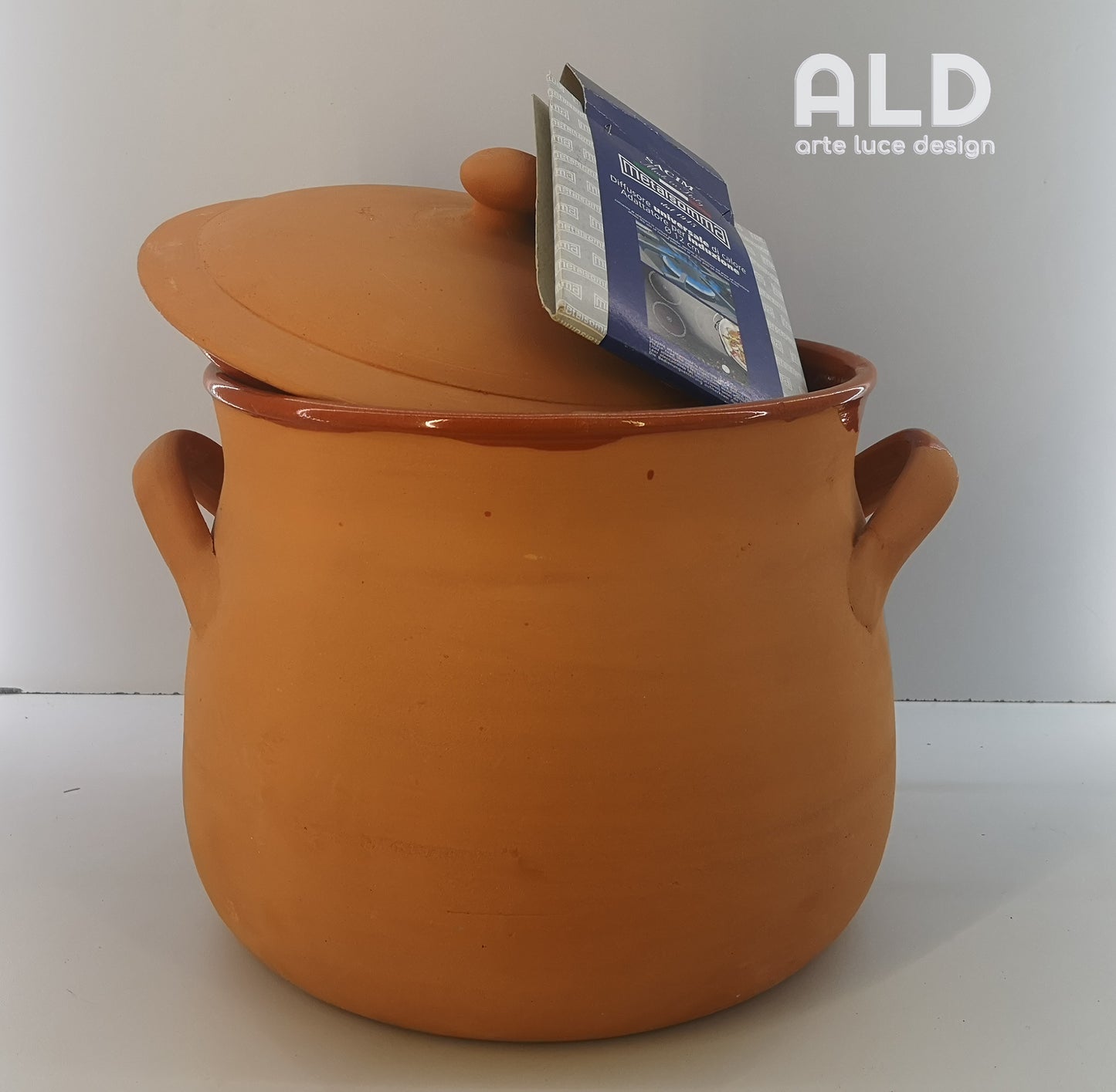 Pentola in terracotta coccio da cucina con coperchio e manici interno smaltato