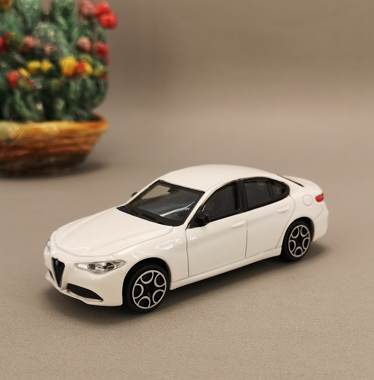 auto modellino 1:43 alfa romeo giulia della bburago modello statico die cast