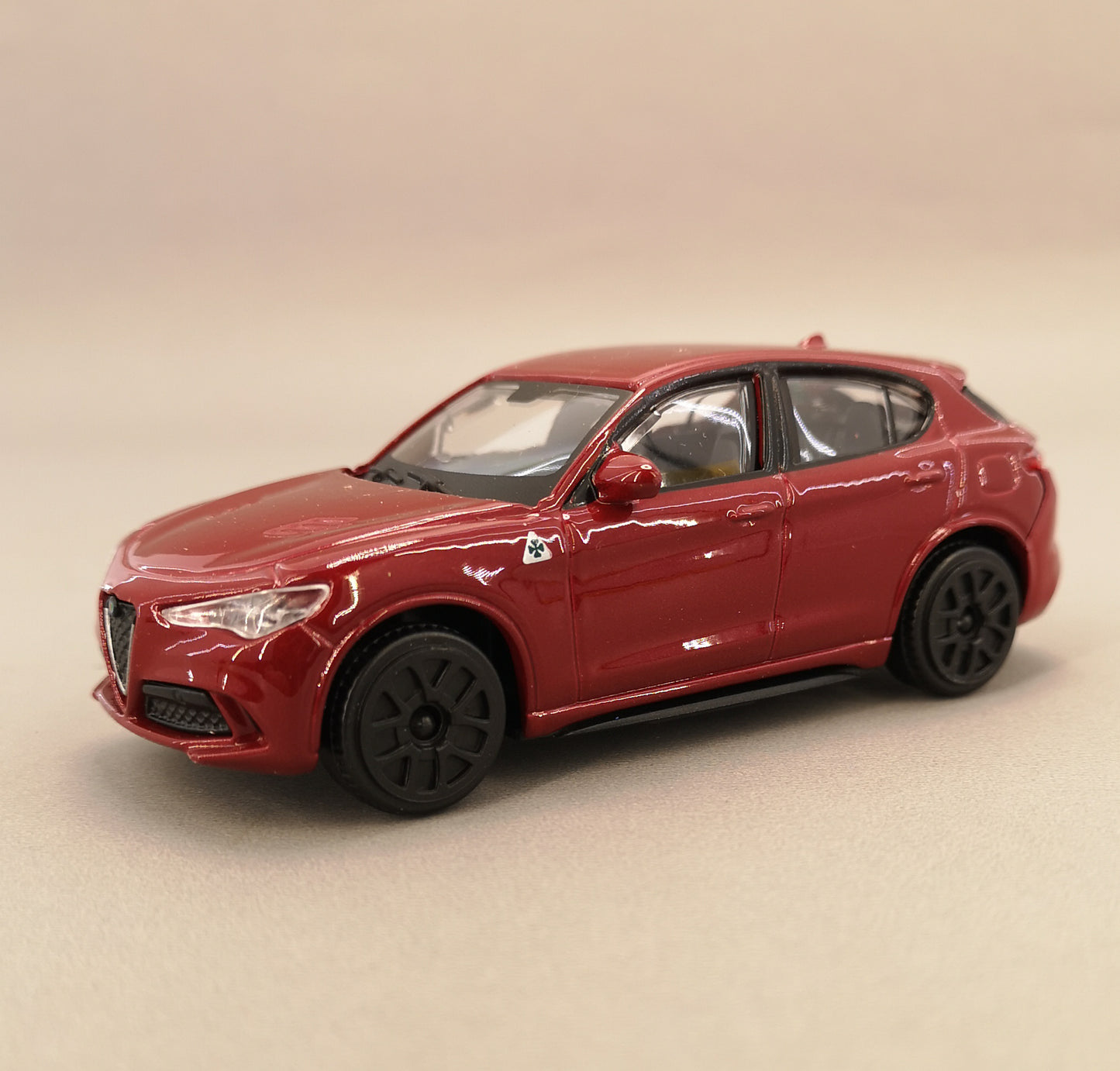 modellino auto 1:43 alfa romeo stelvio macchinina da collezione della bburago rosso