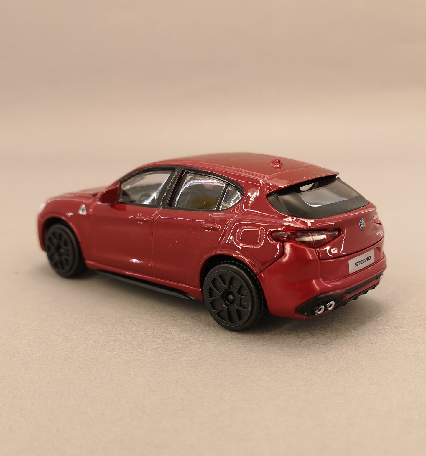 modellino auto 1:43 alfa romeo stelvio macchinina da collezione della bburago rosso