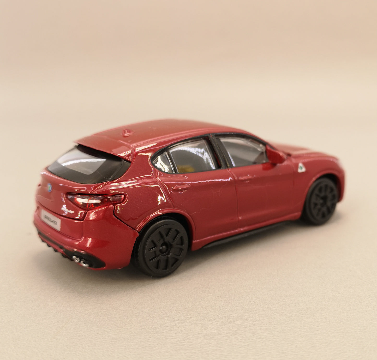 modellino auto 1:43 alfa romeo stelvio macchinina da collezione della bburago rosso