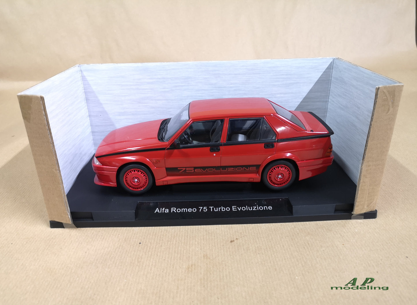 modellino auto 1:18 Alfa Romeo 75 Turbo Evoluzione rossa del 1987 model car