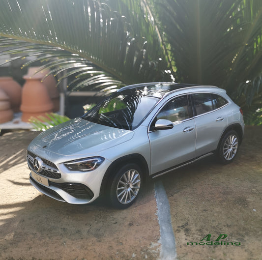 modellino auto 1:18 Mercedes classe GLA modellini die cast da collezione