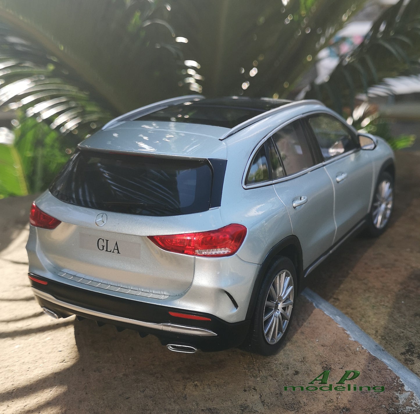 modellino auto 1:18 Mercedes classe GLA modellini die cast da collezione