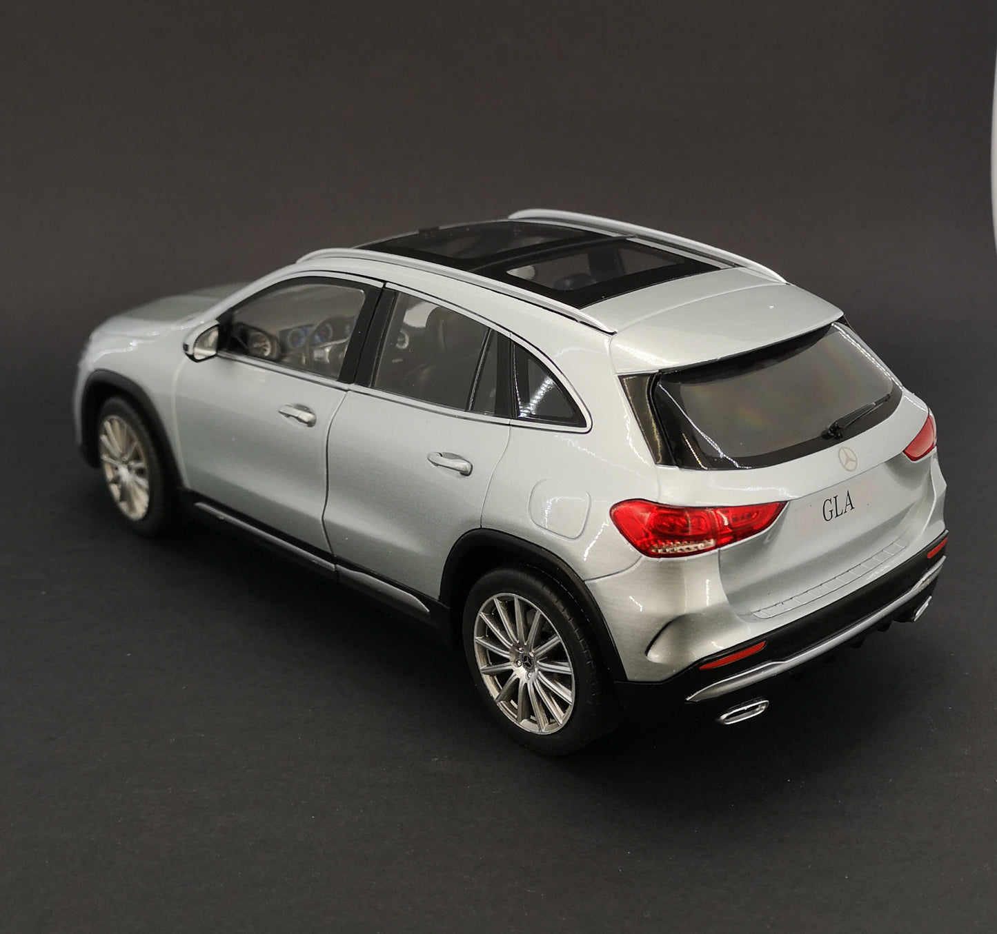 modellino auto 1:18 Mercedes classe GLA modellini die cast da collezione
