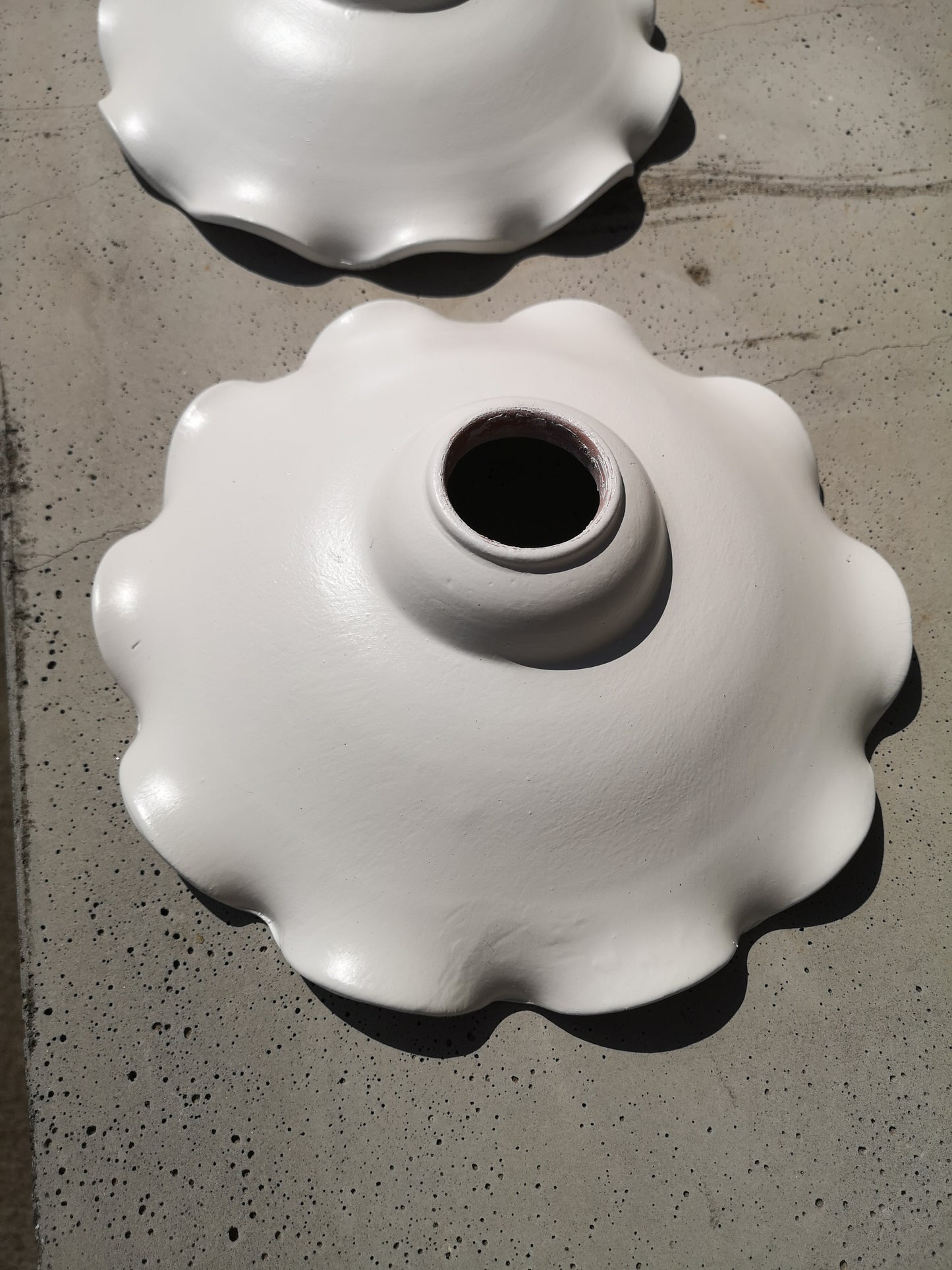 lotto piatti per applique in terracotta grezza e smaltata