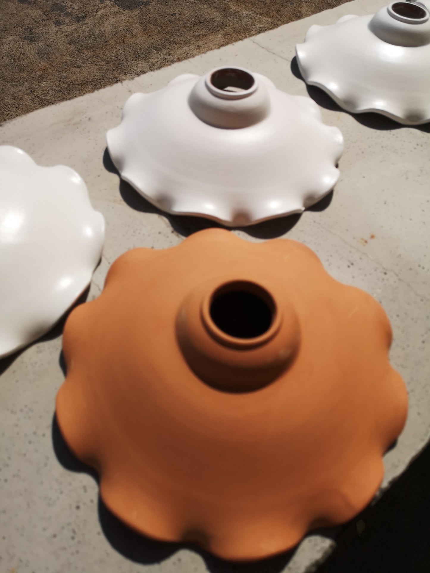 lotto piatti per applique in terracotta grezza e smaltata