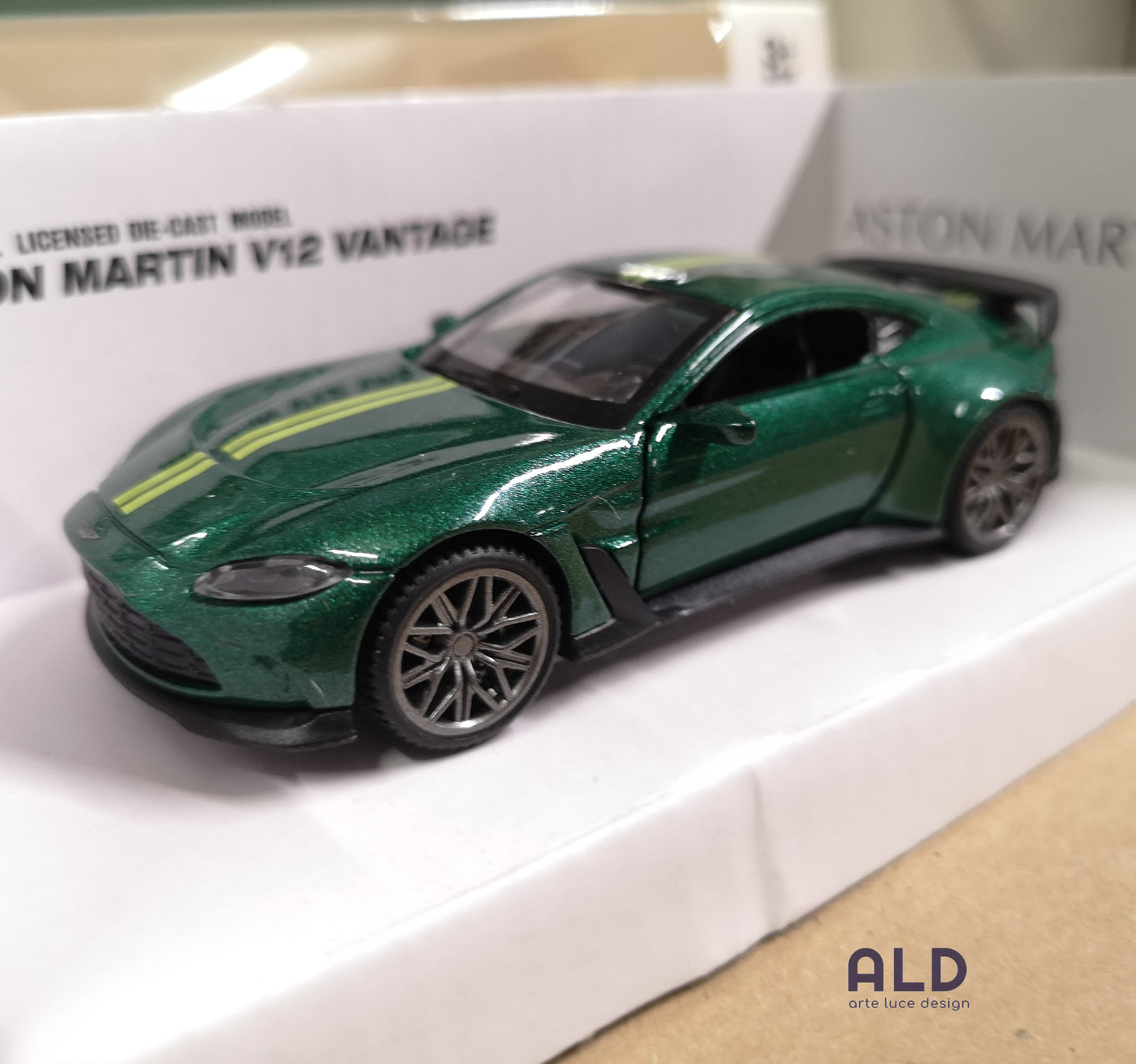 modellino auto scala 1/43 aston martin v12 vantage modellini die cast collezione
