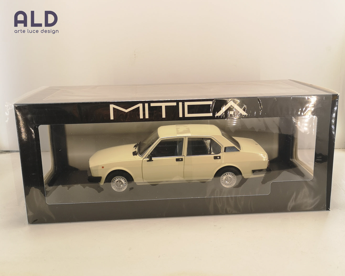 modellino auto scala 1/18 alfa romeo alfetta 2000 del 1978 modellini die cast