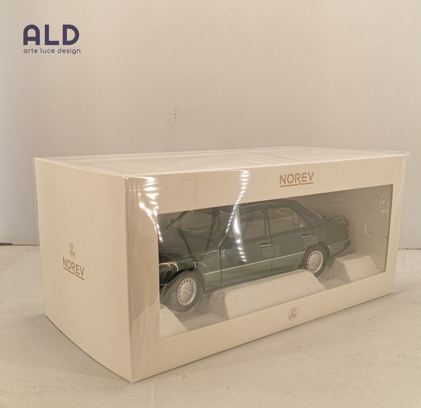 modellino auto scala 1/18 mercedes benz 230 E del 1990 modellini della norev