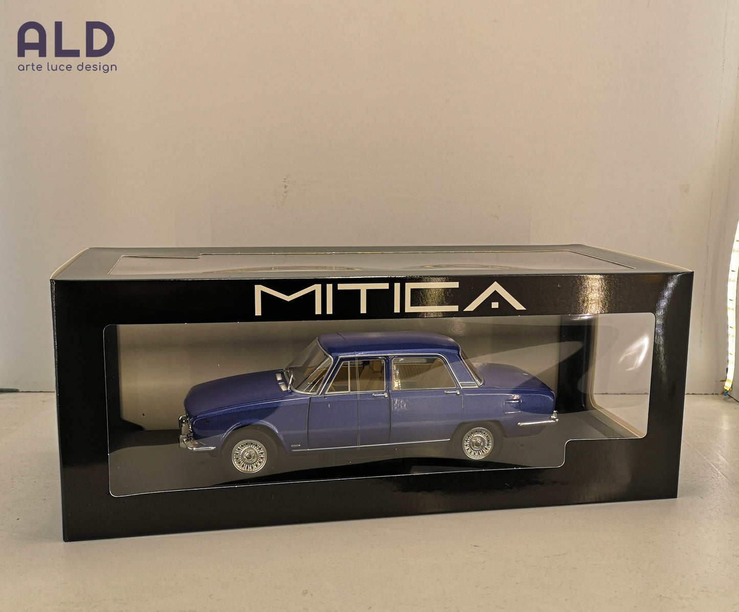 modellino auto scala 1/18 ALFA ROMEO 2000 BERLINA 1971 modellini della mitica