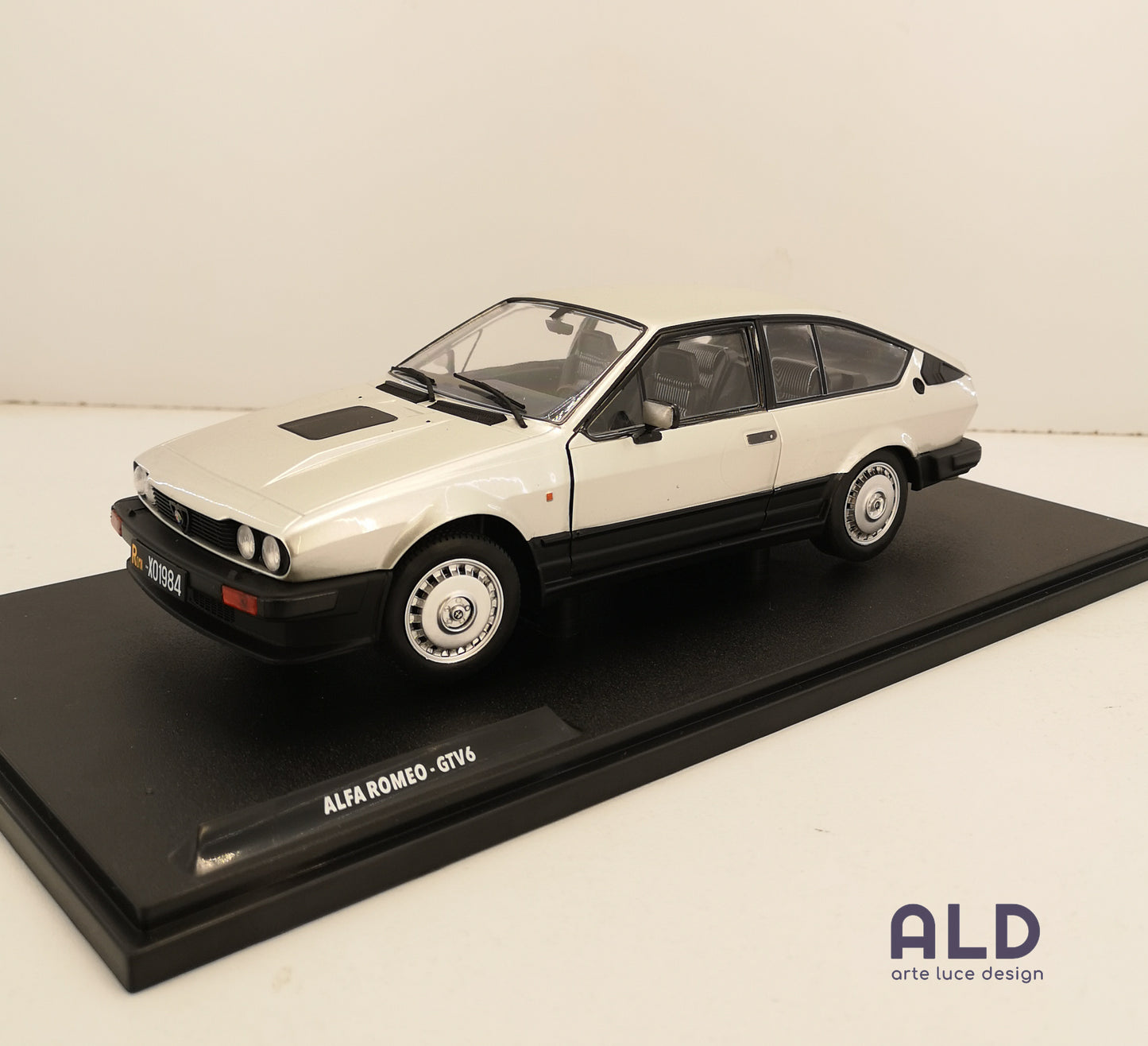modellino auto scala 1/18 alfa romeo gtv6 modellini da collezione della solido