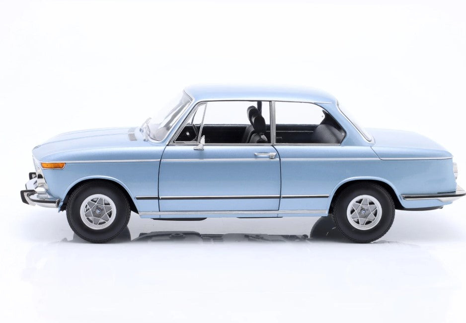 modellino auto scala 1/12 BMW 2002 1a serie del 1971  azzurro della KK-Scale