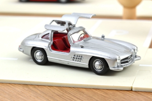 modellino auto 1/43 Mercedes 300SL grigia modellini da collezione della Norev