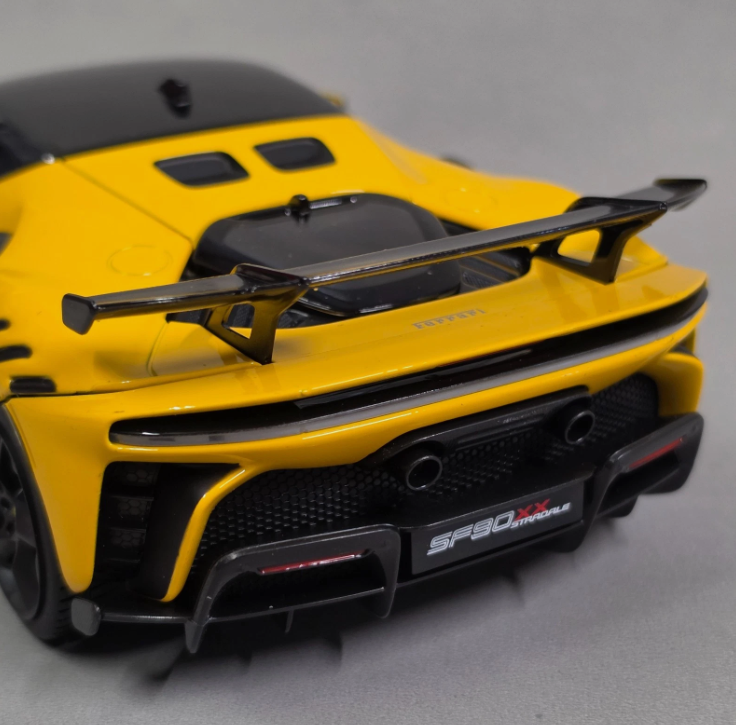 modellino auto 1/18 Ferrari sf90 xx stradale gialla modellini da collezione burago