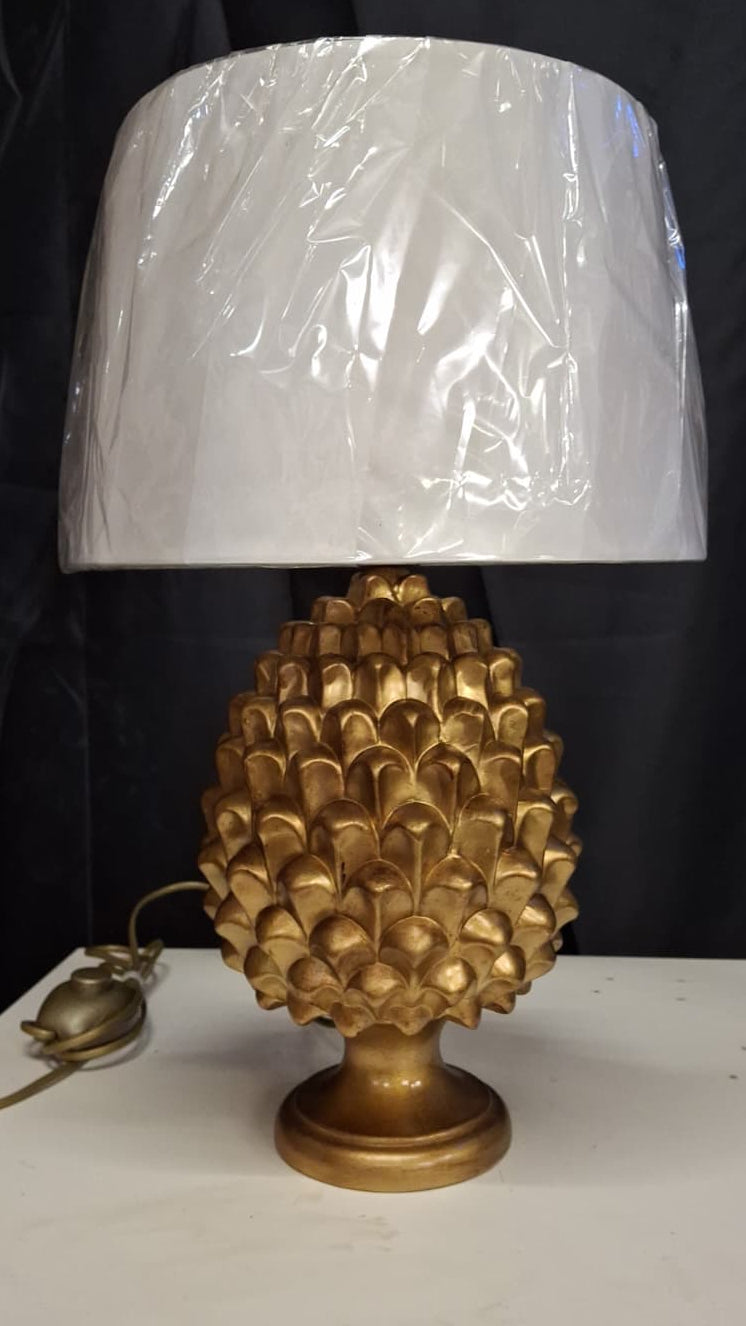 Lampada da tavolo pigna soprammobile in terracotta decorata a mano lume dorato