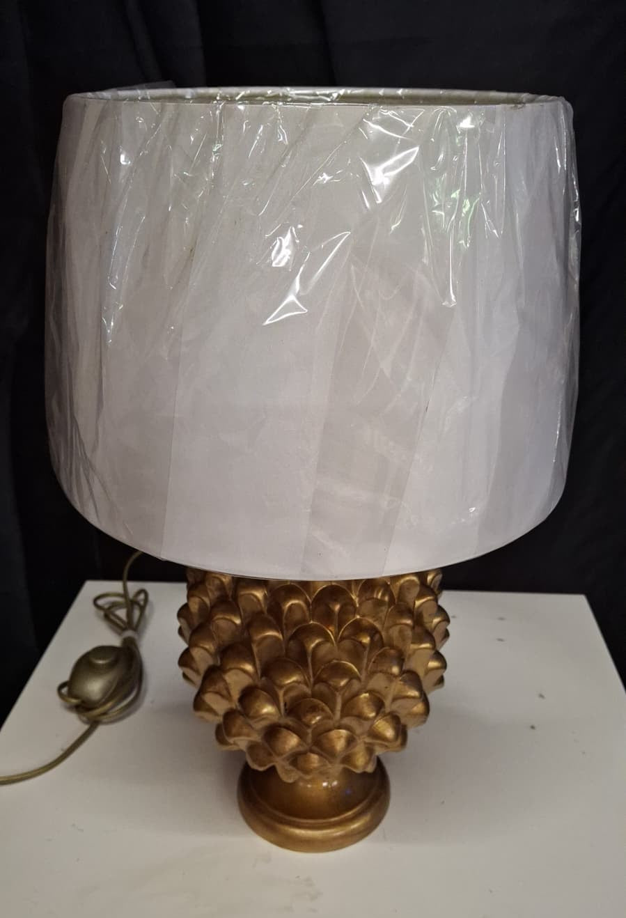 Lampada da tavolo pigna soprammobile in terracotta decorata a mano lume dorato