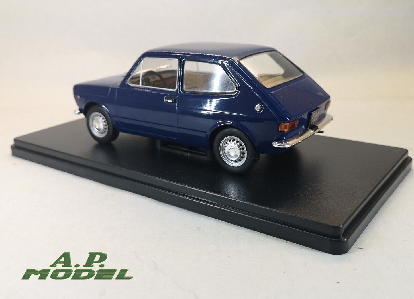 modellino auto 1/24 fiat 127 del 1971 macchinine vintage die cast della whitebox