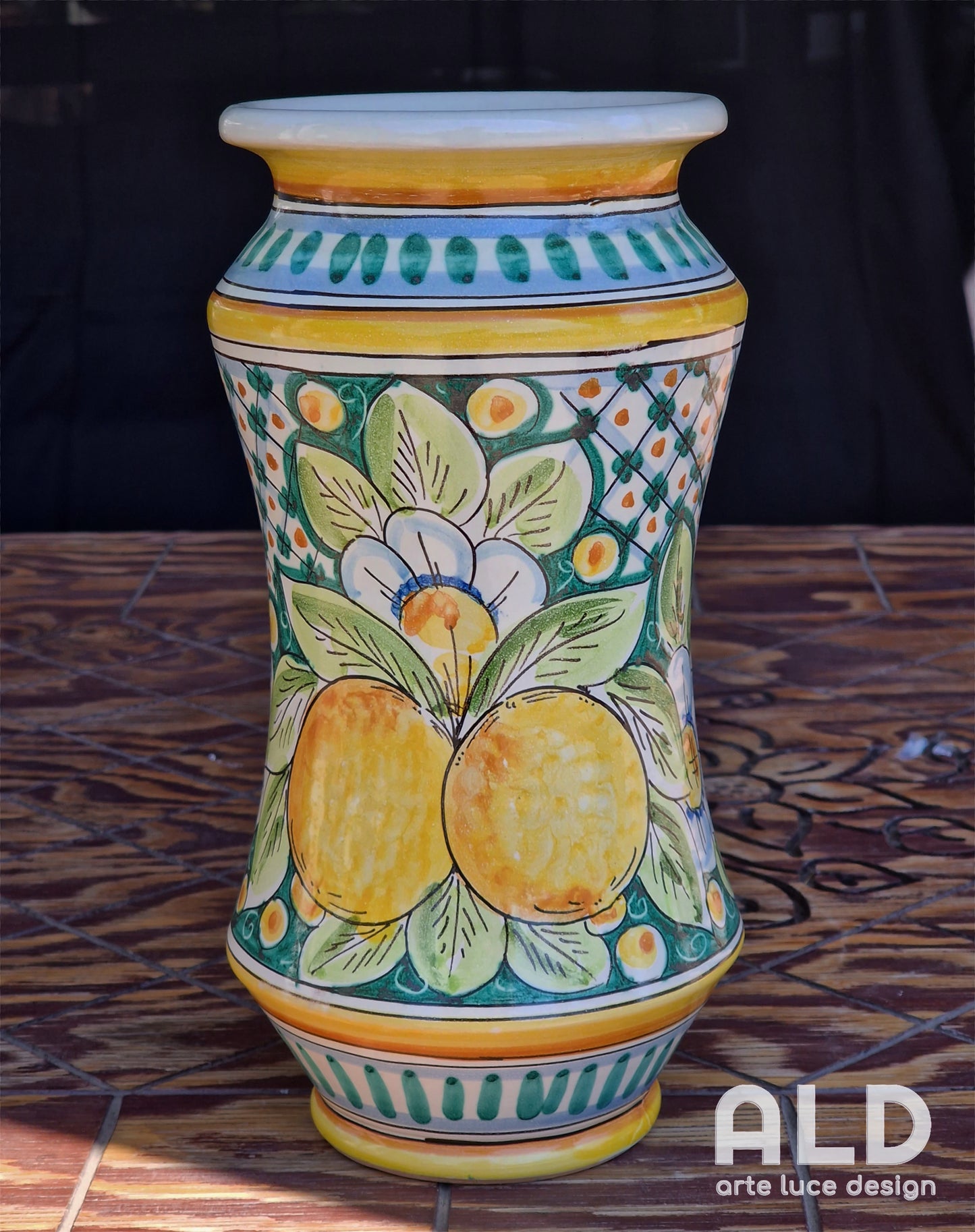 Vaso in ceramica di Caltagirone porta fiori da cucina artigianale dipinto a mano