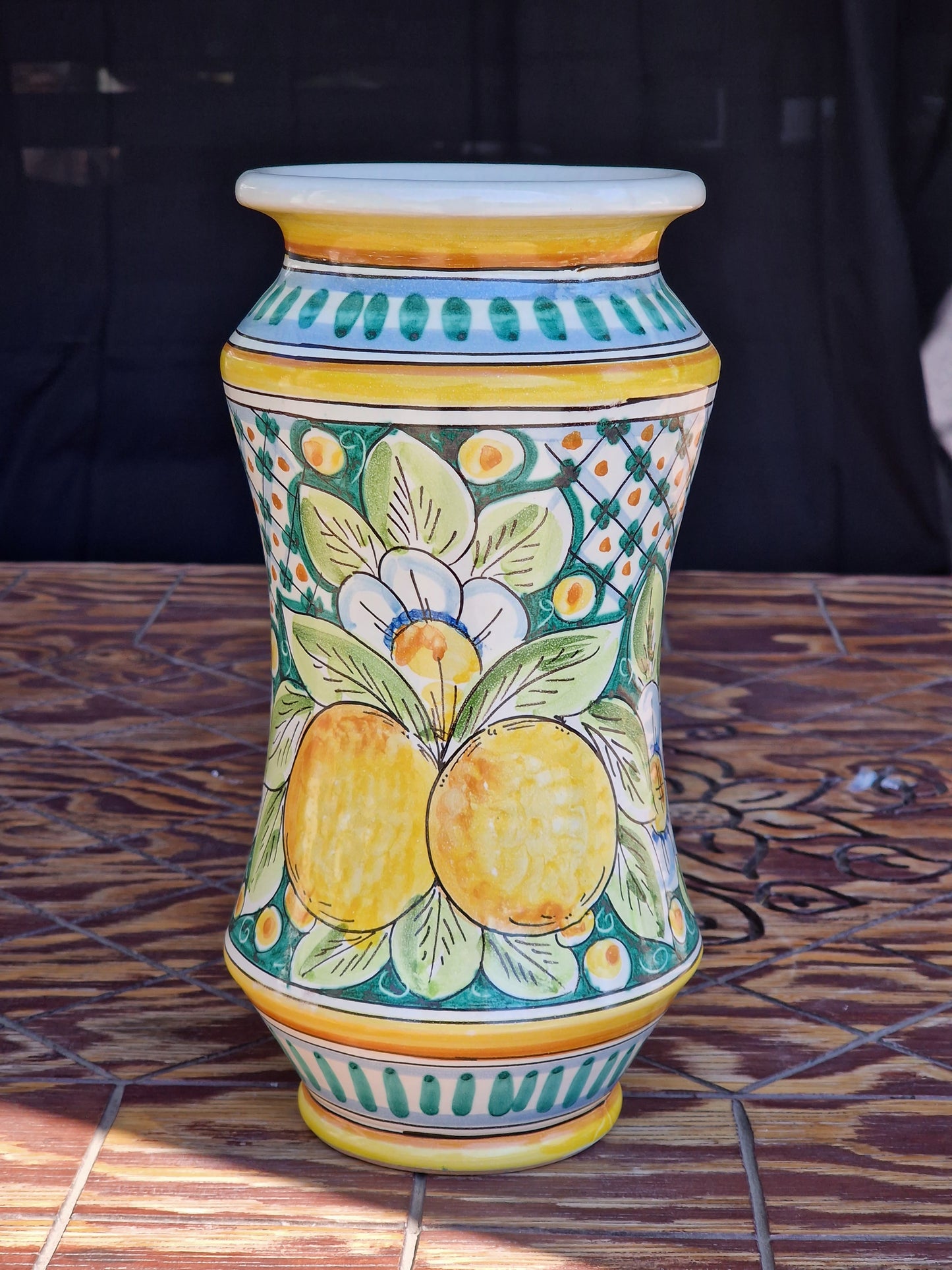 Vaso in ceramica di Caltagirone porta fiori da cucina artigianale dipinto a mano