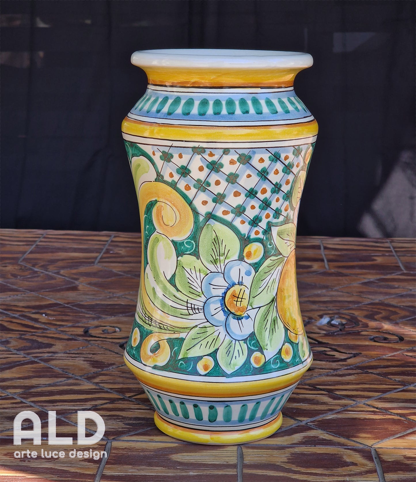 Vaso in ceramica di Caltagirone porta fiori da cucina artigianale dipinto a mano