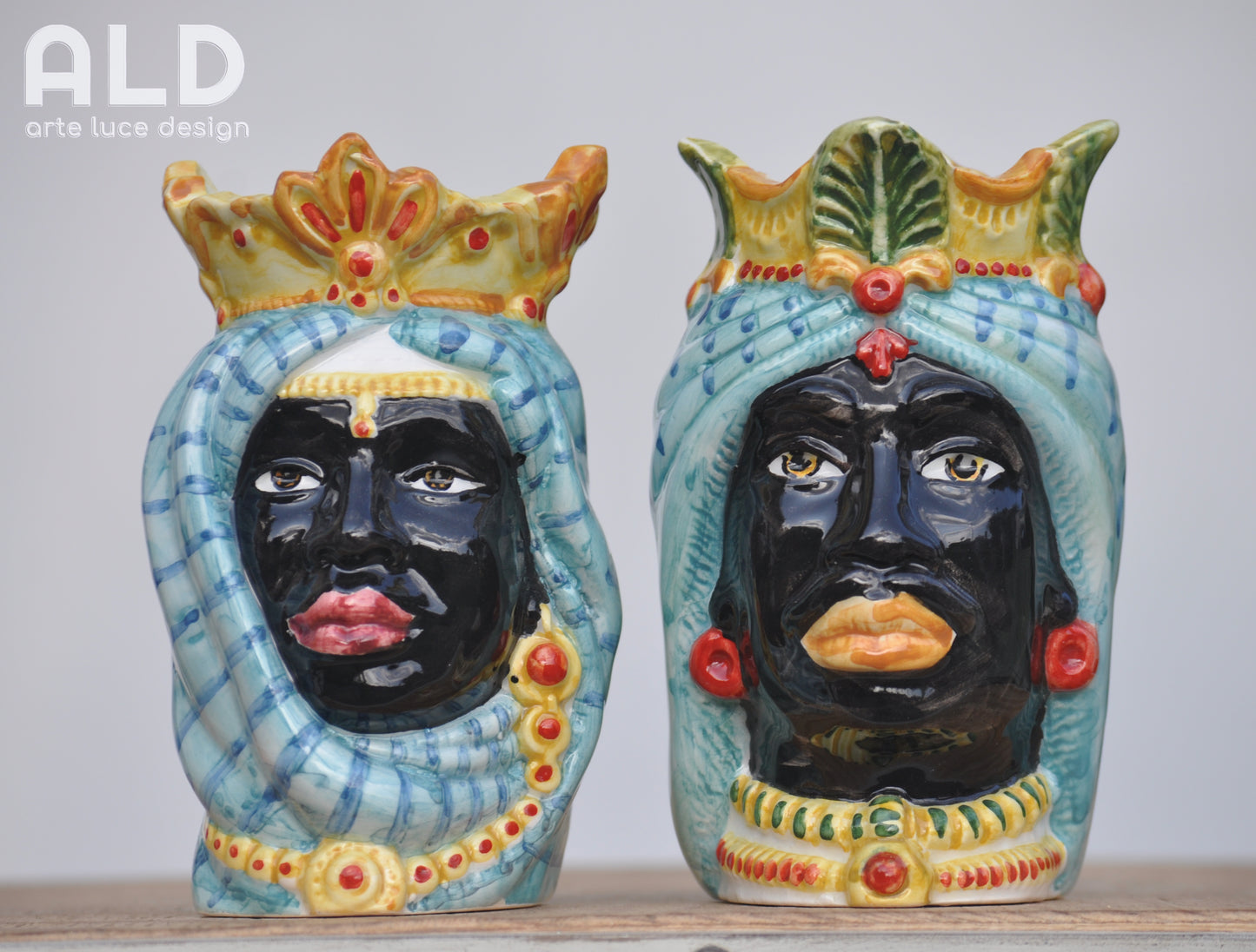Coppia Teste di moro in ceramica di Caltagirone vasi soprammobili viso scuro