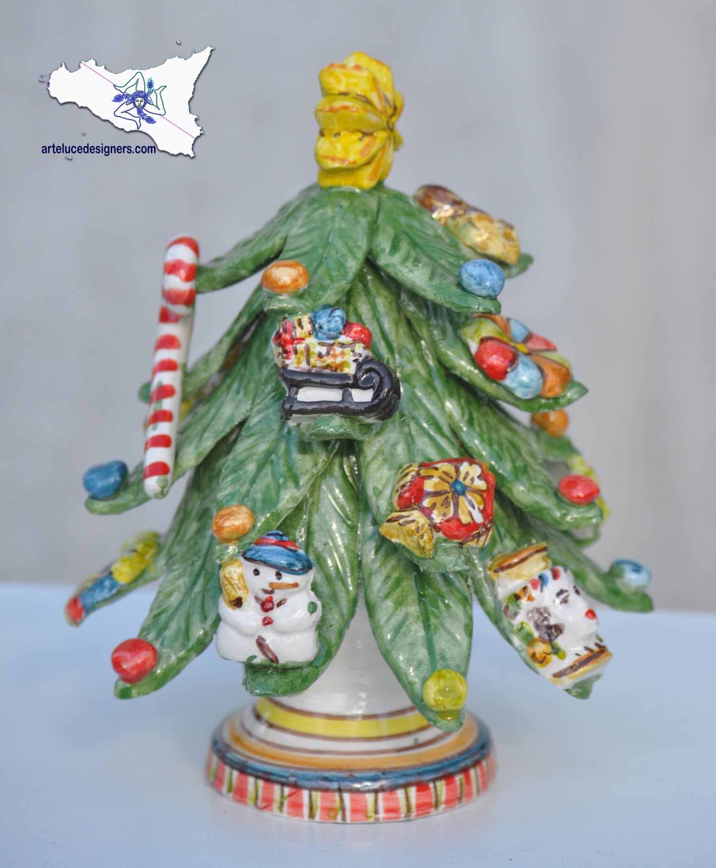 Soprammobile natalizio in ceramica di Caltagirone alberello di natale decorato