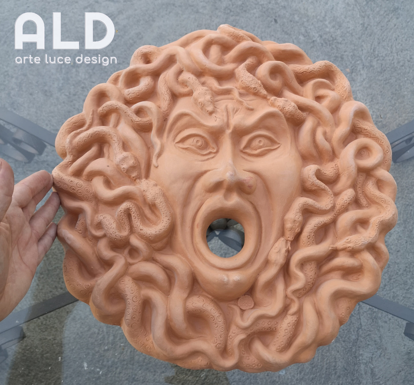 Volto di Medusa in terracotta grezza per fontana decorazione murale fregio parete